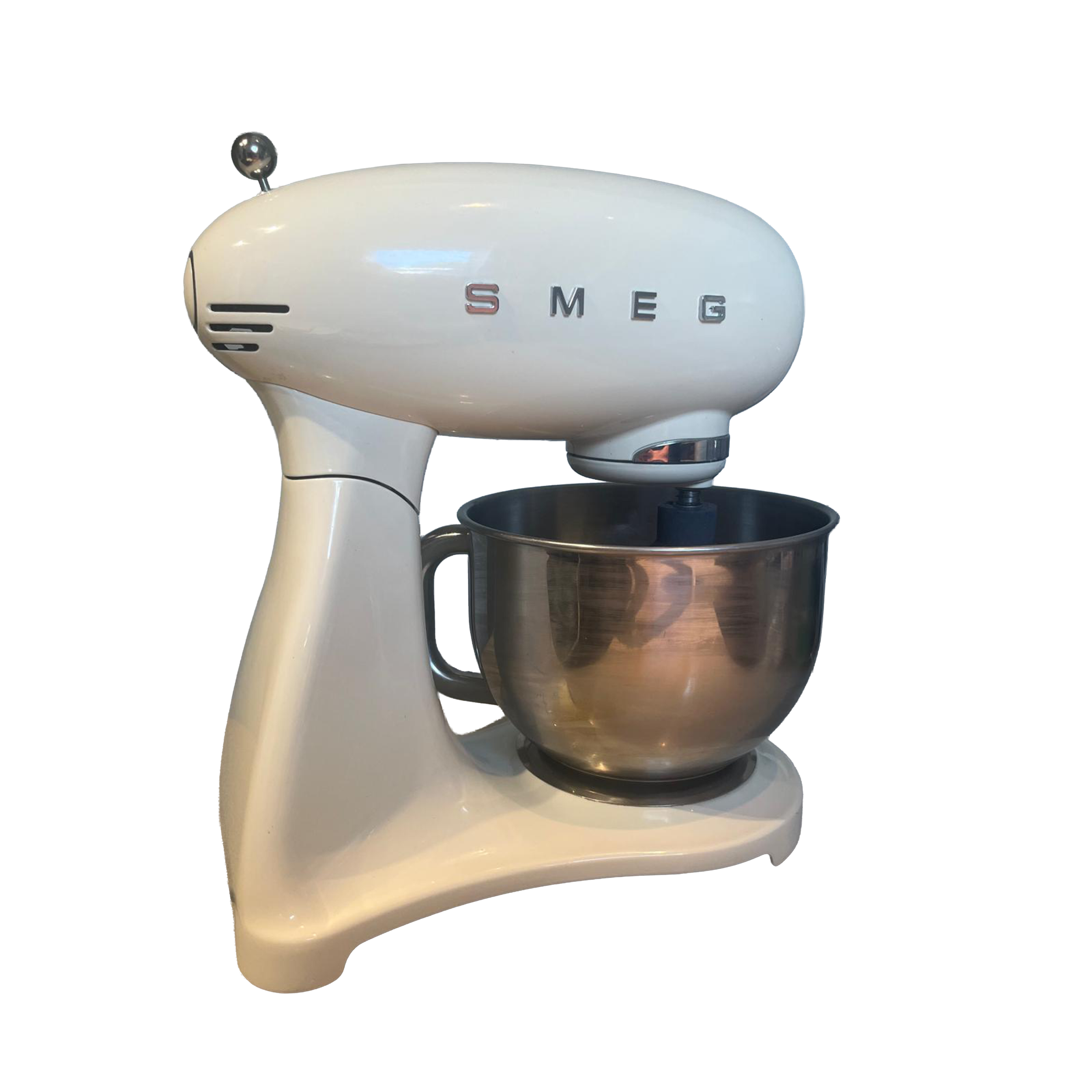 Een witte SMEG keukenmixer met een metalen kom onder de mixkop.